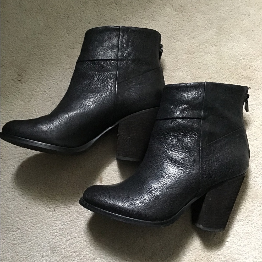 Arturo Chiang short leather boots 7M